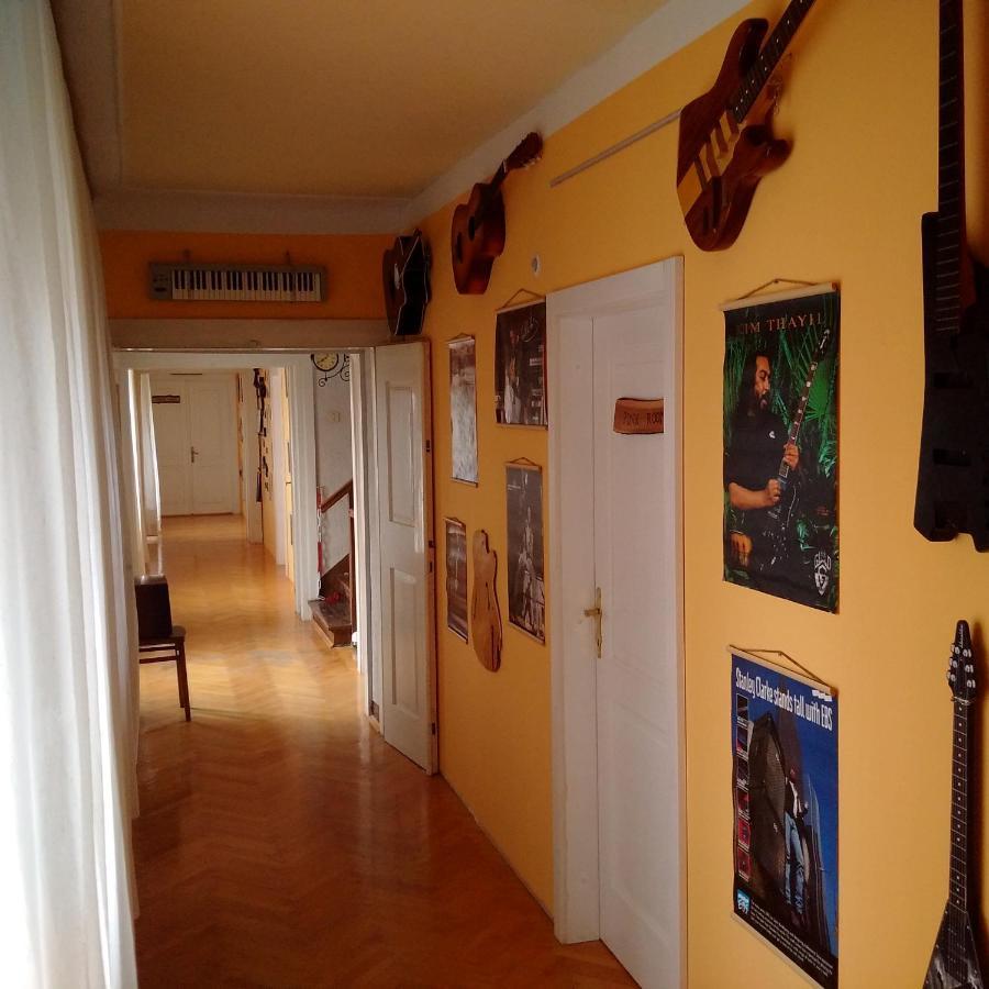 Residence Muzica Bed And Breakfast Komen Exterior photo