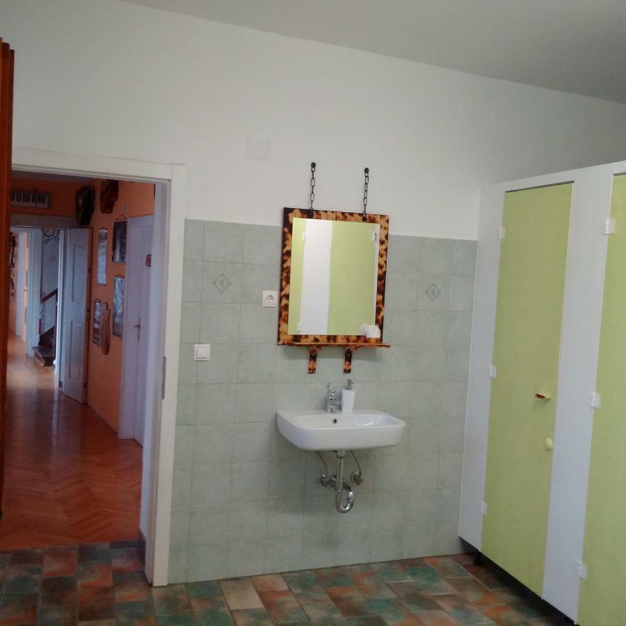 Residence Muzica Bed And Breakfast Komen Exterior photo
